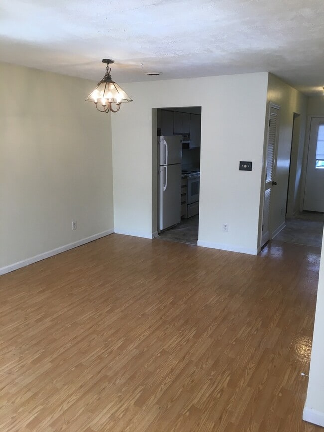 Building Photo - 2 Bedroom 1.5 bath for $1300 a month! Rental