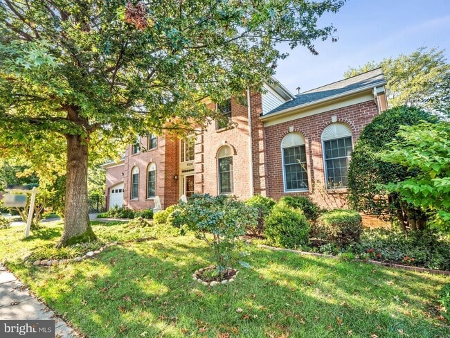 Building Photo - Elegant 4Bd/4Bth Brick Colonial