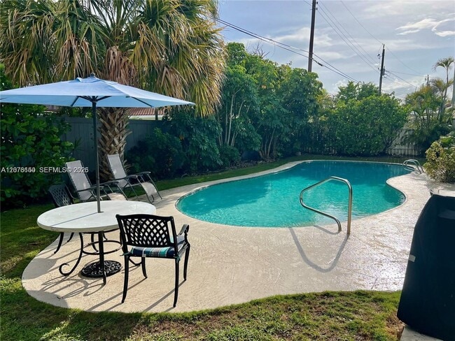 1241 Manor Dr