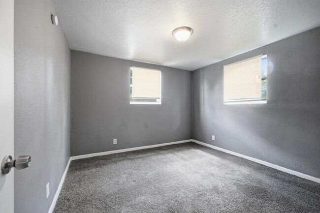 Photo - 1658 W 10th St
