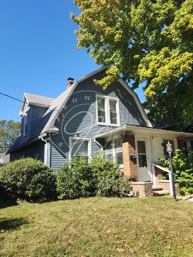 Building Photo - "Charming 2 possible 3-Bedroom Home on Uta...