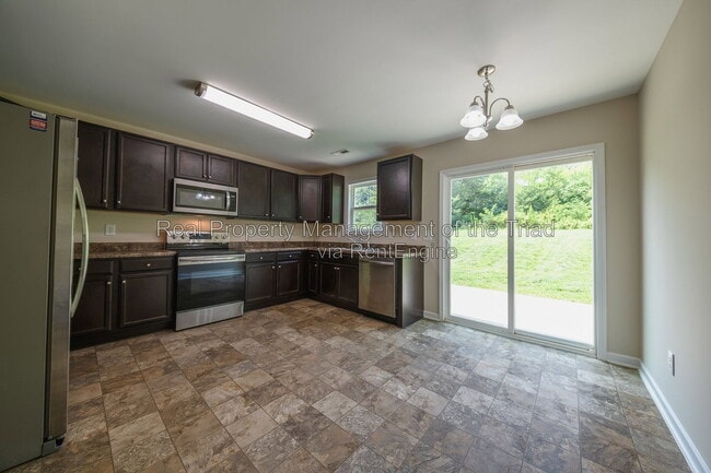 Photo - 832 Prince Edward Rd