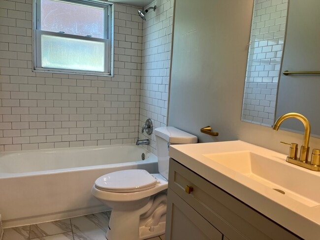 Rehabbed 2 Bedroom In Prime Lake Bluff Location - Pet Friendly - Free Parking!