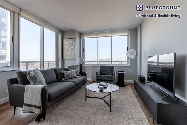 Building Photo - 560 W 43rd St Rental