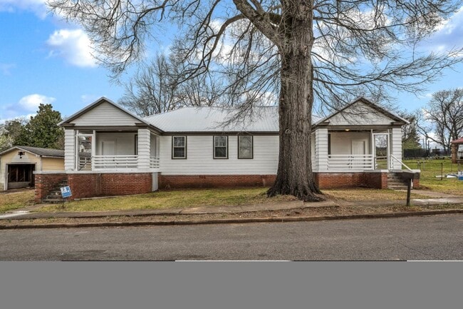 Updated 2-Bedroom Duplex – $890/month | Ta... - Updated 2-Bedroom Duplex – $890/month | Ta...
