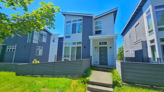 3 Bed 3.5 Bath Townhome in the Heart of Do... - 3 Bed 3.5 Bath Townhome in the Heart of Do...