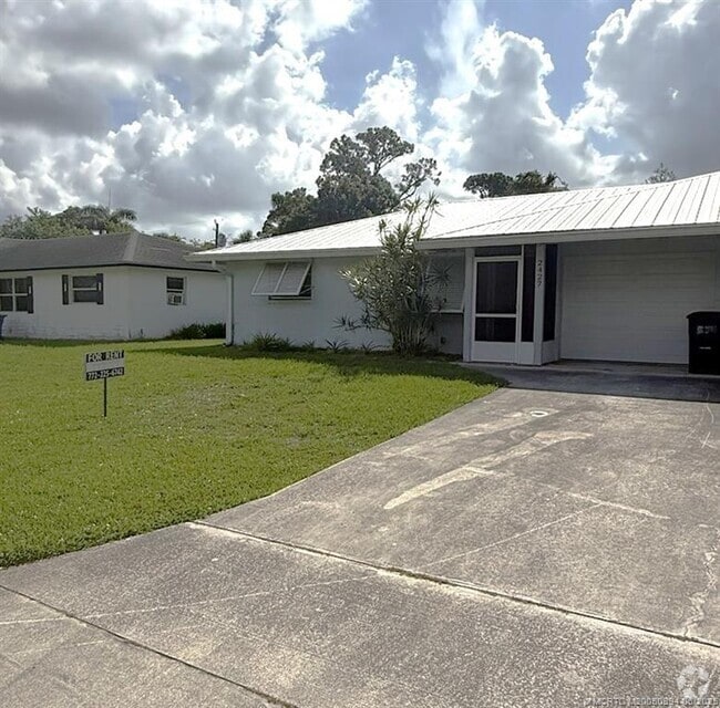 Building Photo - 2427 NW Holiday Ct Rental
