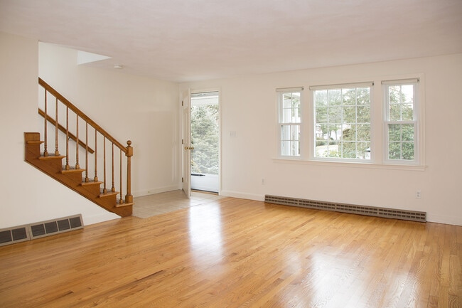 Living Room - Wedgewood Common Apartments