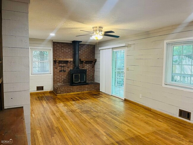 Photo - 340 Bates Ave