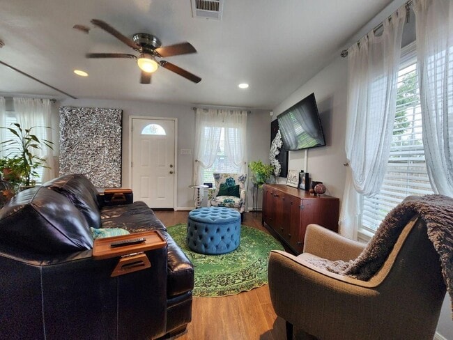 Photo - 5516 Chapman St