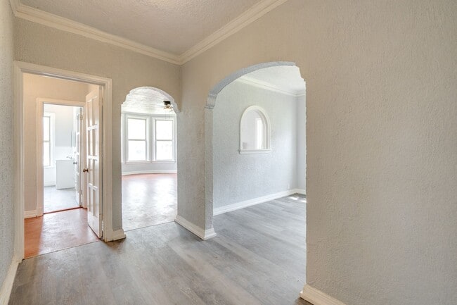 Building Photo - 2840 S Moreland Blvd Unit #14