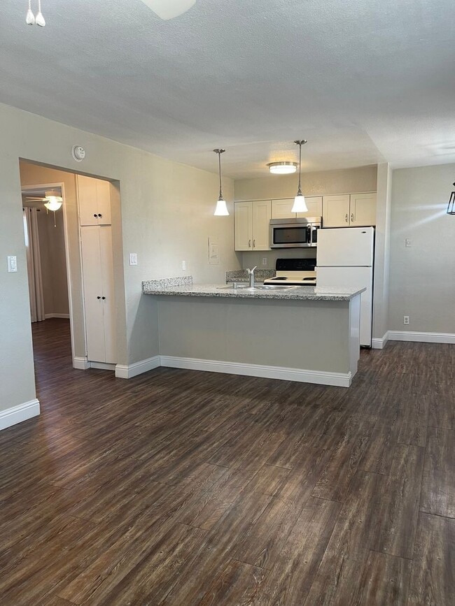Building Photo - 590-596 Iris Drive Unit 594