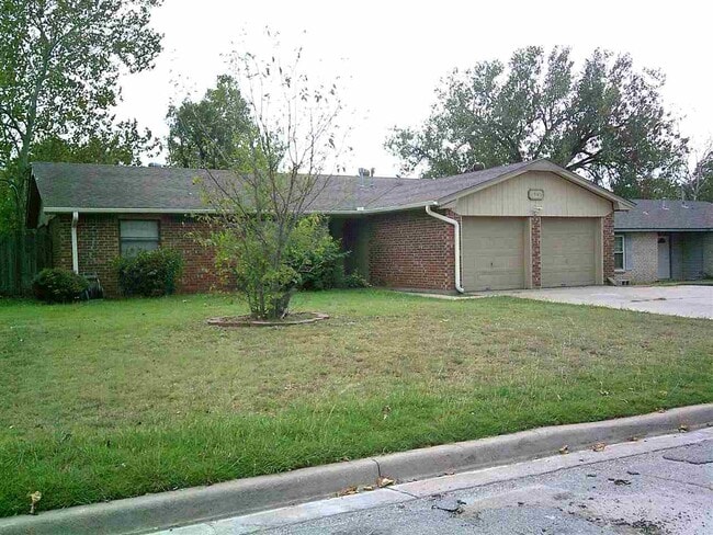 Photo - 2903 NE Lakeview Cir