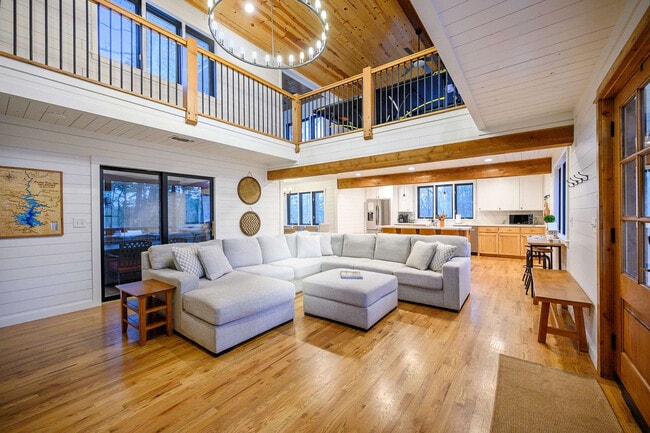 Building Photo - 47 White Pne Rd