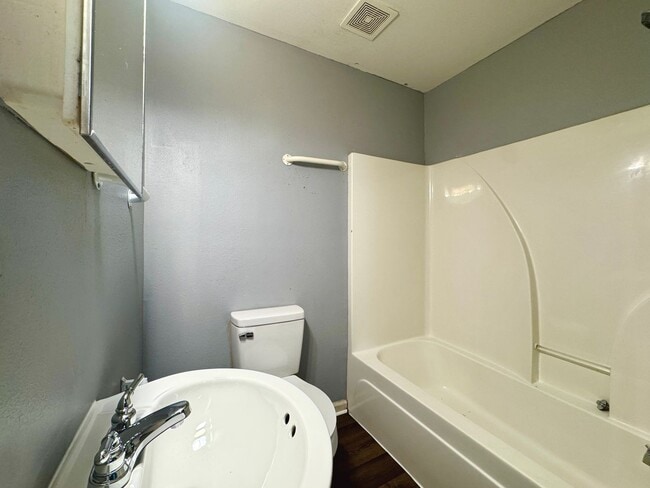 Photo - 1 Bedroom Upstairs apartment Just outside of Searcy Unit B2