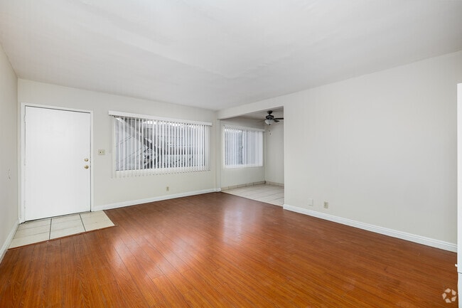 1BR, 1BA - 500SF - Living Room