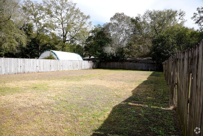 Building Photo - Central Niceville home w/ lawncare included!