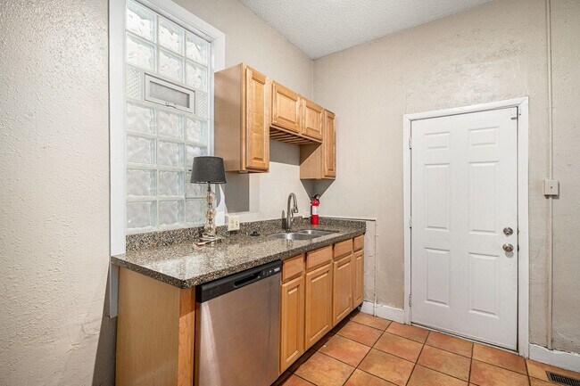Photo - 2805 Stout St