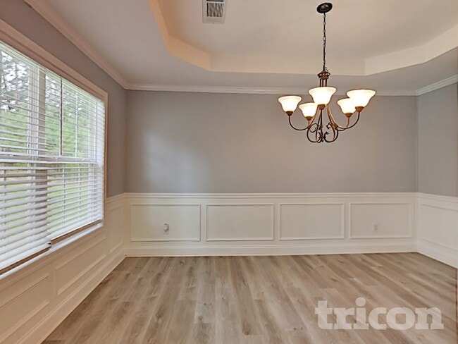 527 Embassy Walk