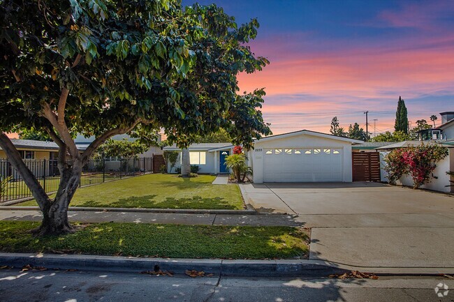 Building Photo - Entertainer's Dream in Costa Mesa-3/3 SFR Rental