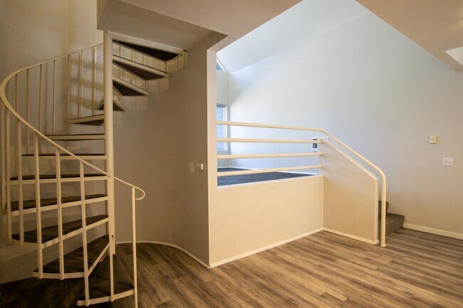 Photo - Fantastic Lake Oswego 2Bdr w/Fireplace, Dishwasher & W/D + Balcony Unit 4685-C