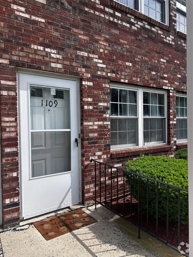 Building Photo - 276 Temple Hill Rd Unit 1109 Rental