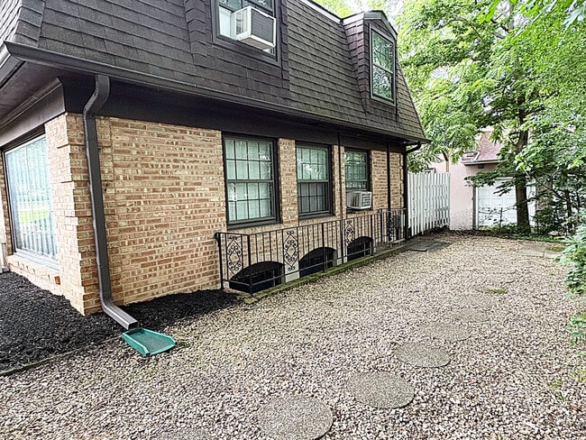 114 W Hillside Ave