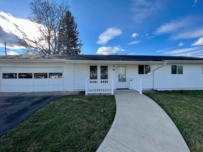 Photo - Massive Space! 4 Bedrooms 2 Bathrooms - Cr...