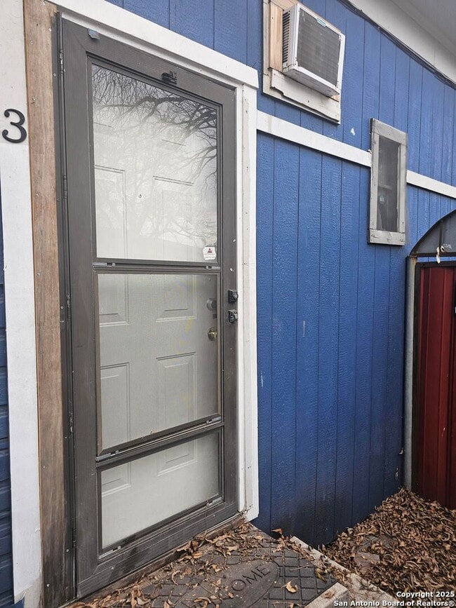 Building Photo - STUDIO APARTMENT NEAR DOWNTOWN!