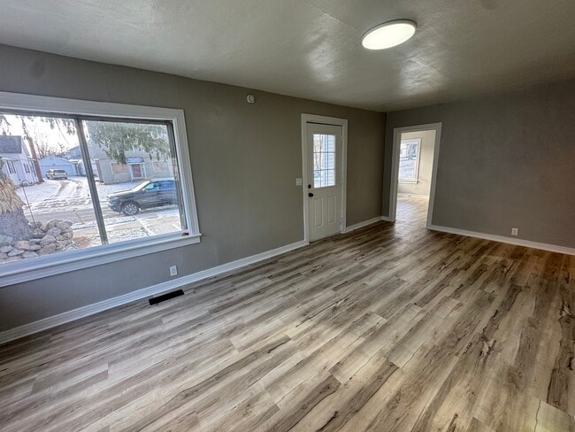 Photo - 704 E Walnut St