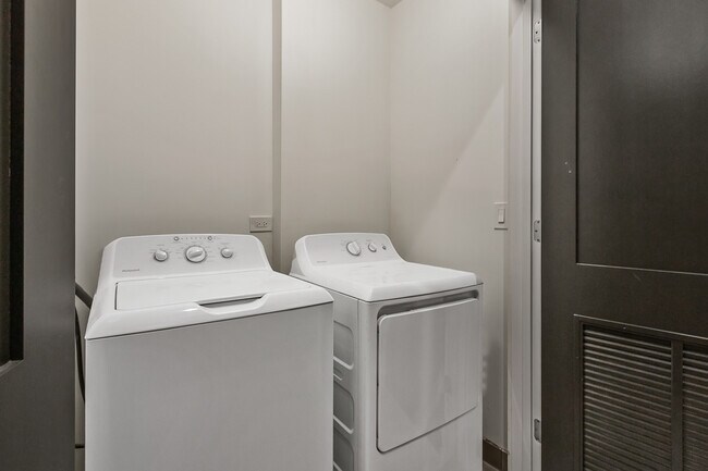 Photo - 2319-2551 N Southport