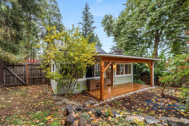 Photo - 698 Ashland St