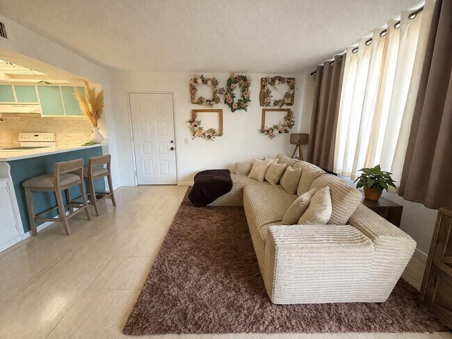 Photo - 728 Executive Center Dr Unidad 22