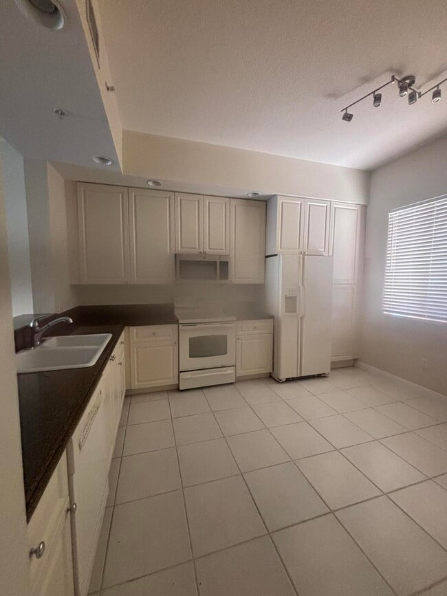 Photo - 17 Harbour Isle Dr W Unit 103