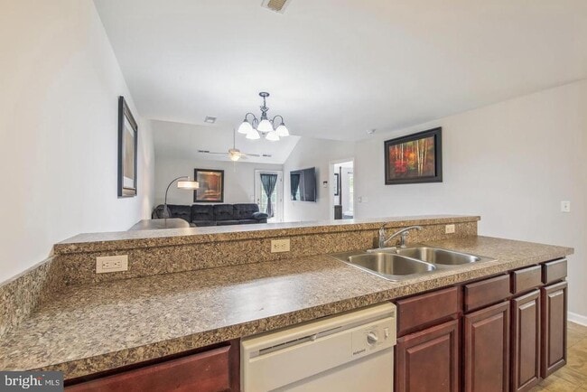 Photo - 102 Hunter's Way