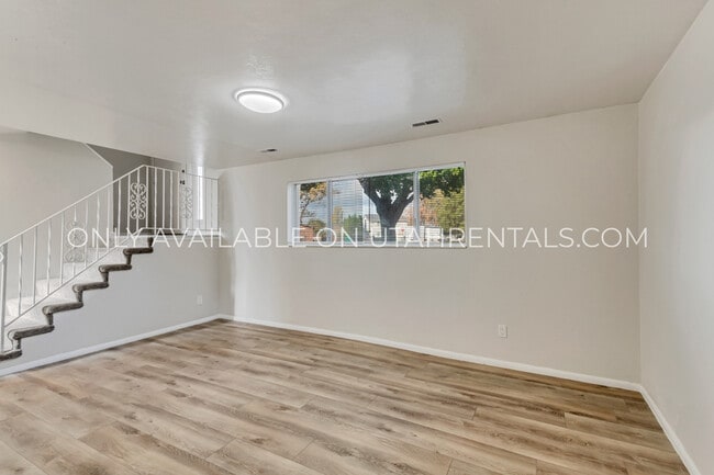 Photo - 30 E 925 N St