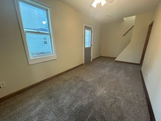 Building Photo - 370 8th Ave SW Unit 370 8th Ave- 1/2