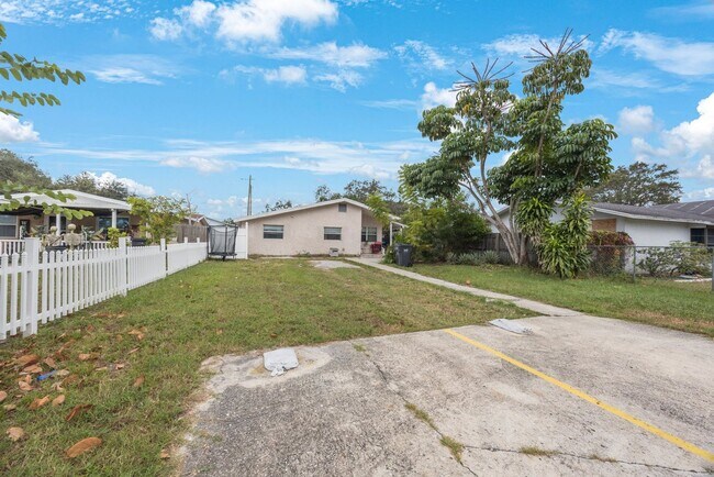 Building Photo - 4540 41st Ave N Unit B