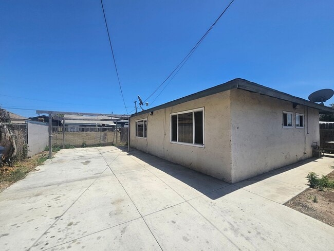 Building Photo - B Ave apartments Unit 2014