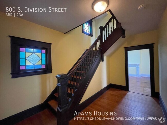 Building Photo - Big 3 Bedroom with Beautiful Stained Glass Rental