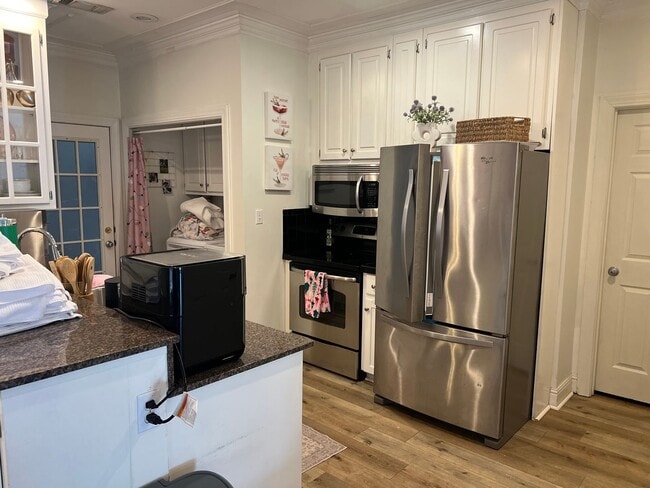 Photo - 6 Bedroom Pierce Ave