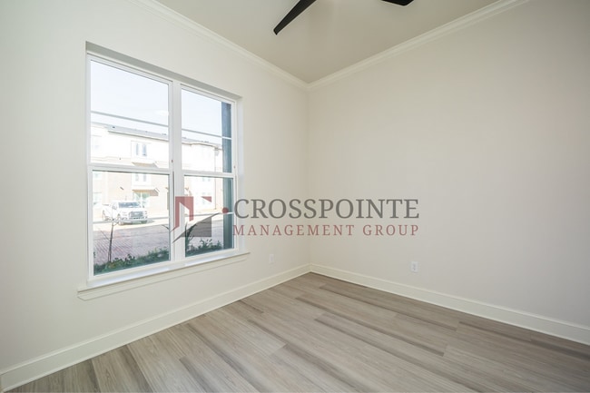 Photo - Luxury 3 bedroom, 3.5 Bath, 2 Car Garage Townhome- Fully Furnished!