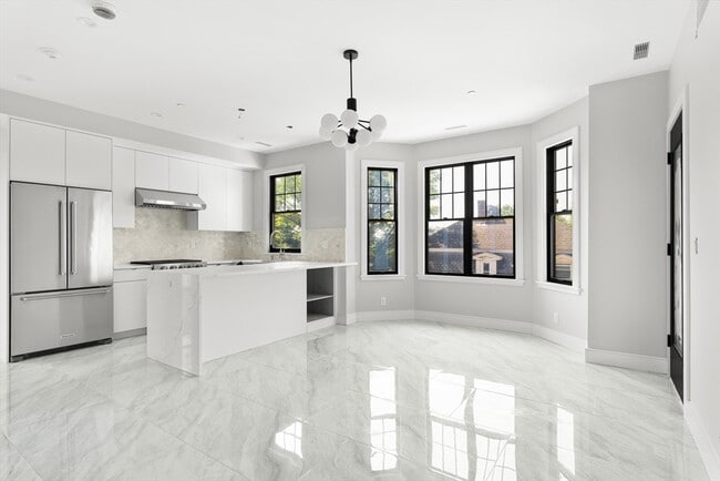 Building Photo - 34 Pinckney St Unit 3