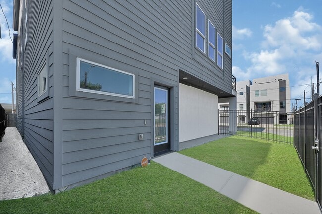 Photo - 3313 Baer St