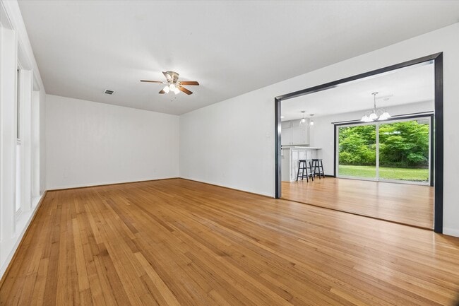 Photo - 5242 Beechnut St