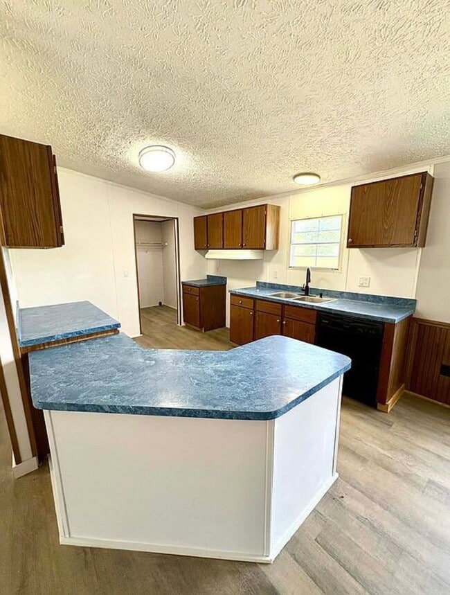 Photo - 202 One Tree Ln