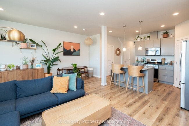 Light and Bright Townhome in NW Redmond! - Light and Bright Townhome in NW Redmond!