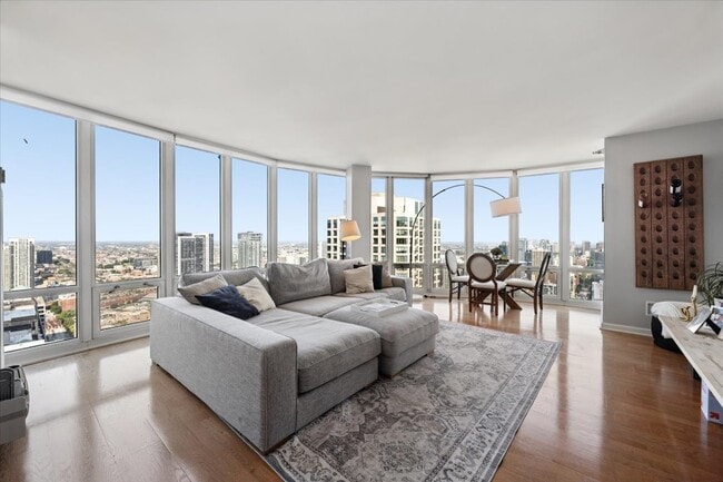 Photo - 345 N LaSalle St