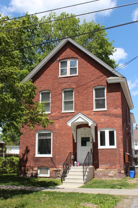 Building Photo - 18 Monroe St