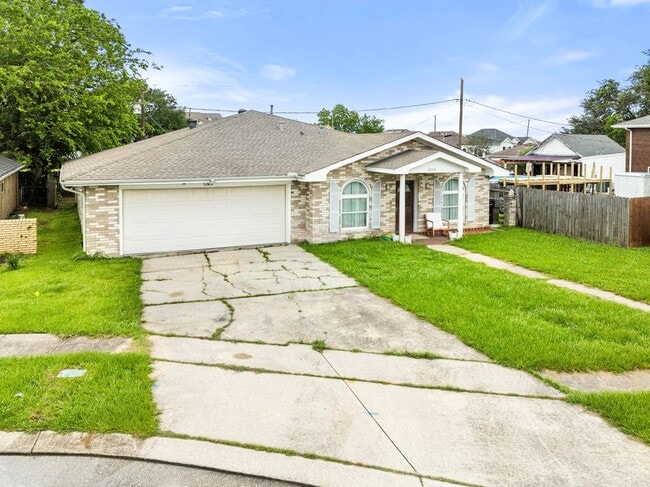 Building Photo - 2204 Gallant Dr